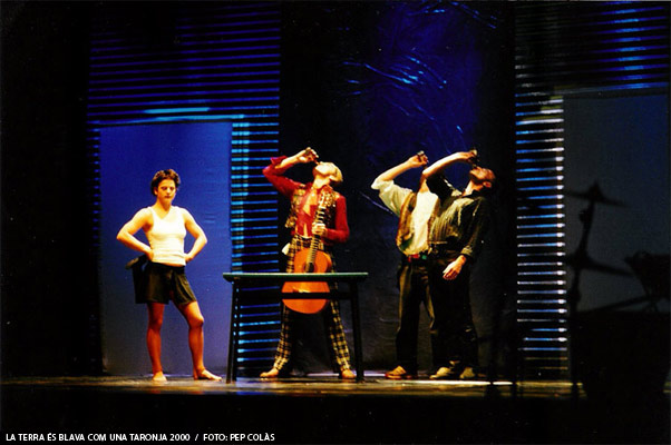 Circ Perillós, La Terra és blava com una taronja, 2000, guió i direcció Adelaida Frías Borràs, Música i decorats Jordi Borrell