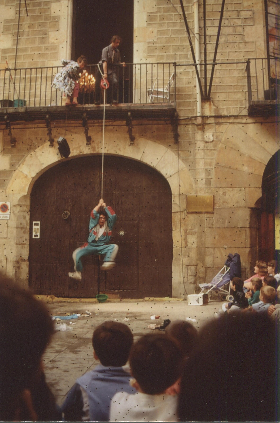 –Antòniu! Estàs bé?
–Ara pujo i li cremo la corbata!