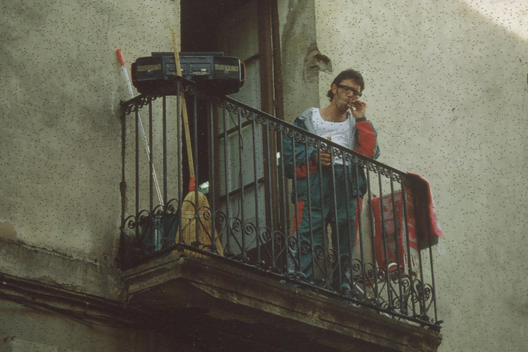 –Veus que bé? Amb la ràdio a tot drap ja no et sentim.