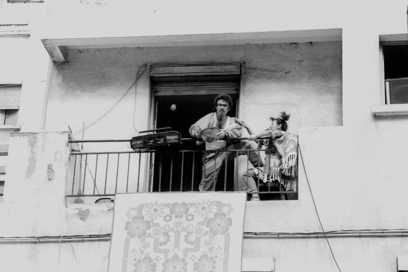 –No apago la ràdio perquè no em dona la gana!
–Sisplau, els tomàquets! No llencis els tomàquets! .